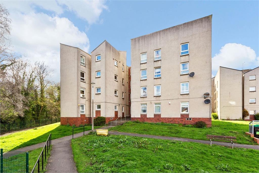 2 bed first floor flat for sale in Kingsknowe