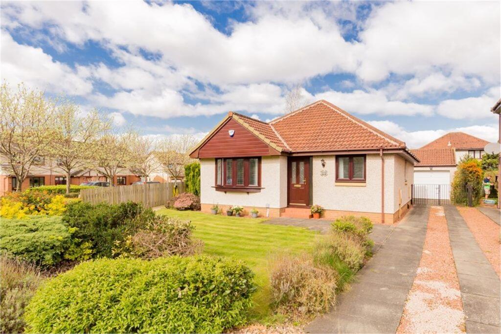 3 bed detached bungalow for sale in Newtongrange