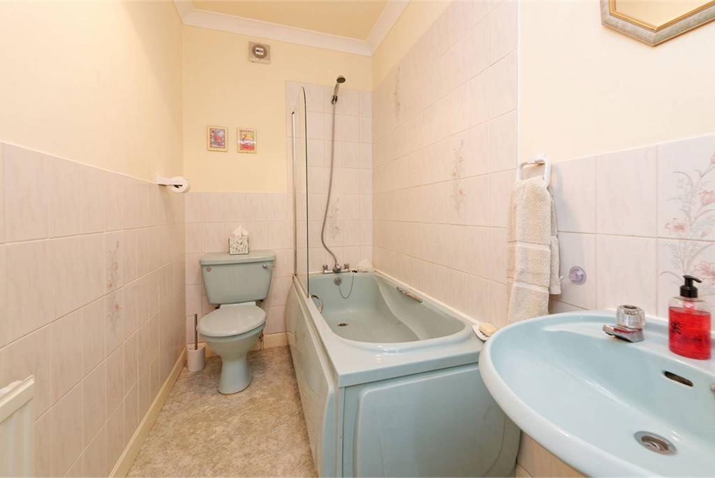 Flat 15, Grand Marine Court, 41 Argyle Street - image 12