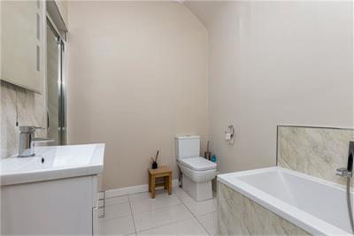 Flat 6/3,
Douglas Crescent,
West End,
Edinburgh,
EH12 5BB - image 19