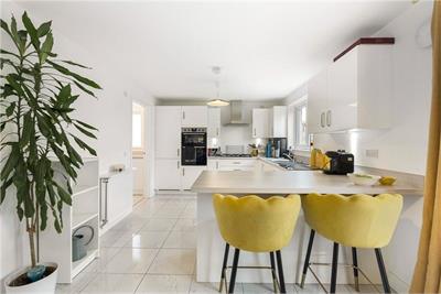 2 Niven Way, West Craigs, Edinburgh, EH12 8FP - image 2