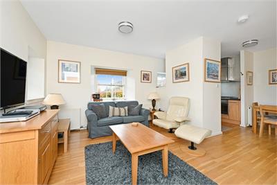 4/2 Davie Street, Old Town, Edinburgh, EH8 9EB - image 3