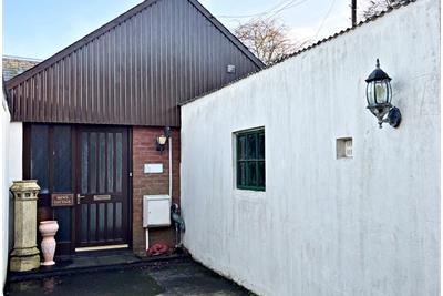 Mews Cottage, 67 King Street, Castle Douglas, DG7 1AE - image 1