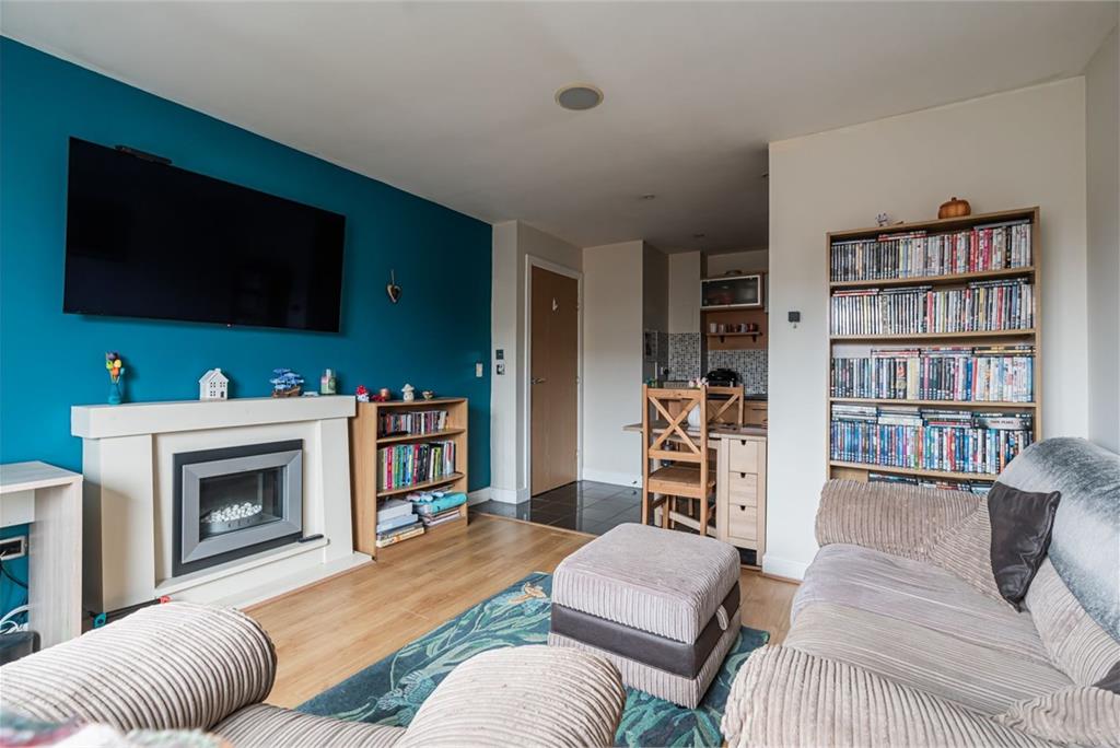 35/1 Waterfront Avenue, Edinburgh, EH5 1JD - image 3