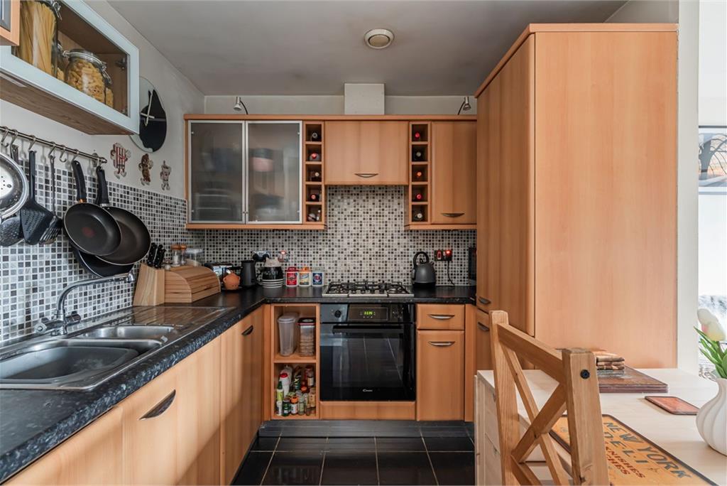 35/1 Waterfront Avenue, Edinburgh, EH5 1JD - image 4
