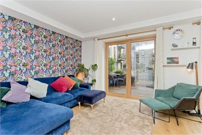 6 Hughes Close, Canonmills, Edinburgh, EH7 4FU - image 3