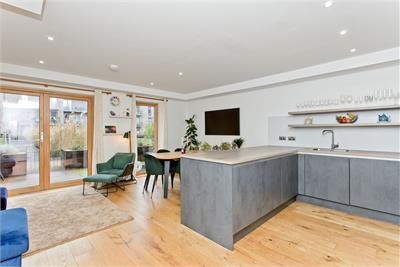 6 Hughes Close, Canonmills, Edinburgh, EH7 4FU - image 5