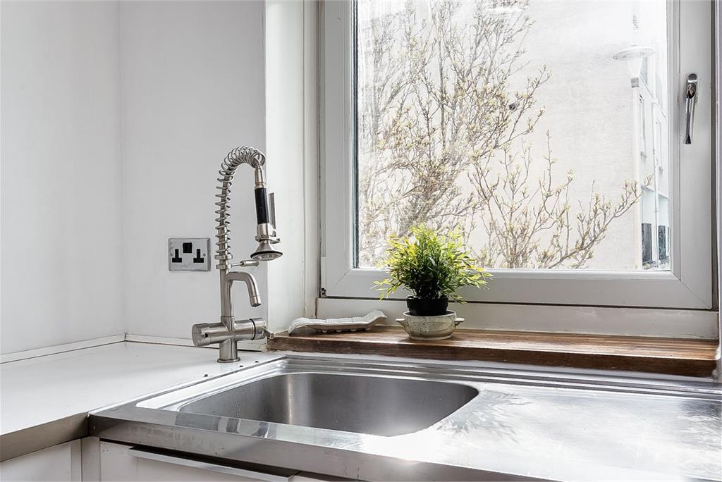 100/6 Holyrood Road,
Edinburgh,
EH8 8AJ - image 11