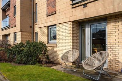 8 Lyle Court,
25 Barnton Grove,
Barnton,
Edinburgh,
EH4 6EZ - image 1