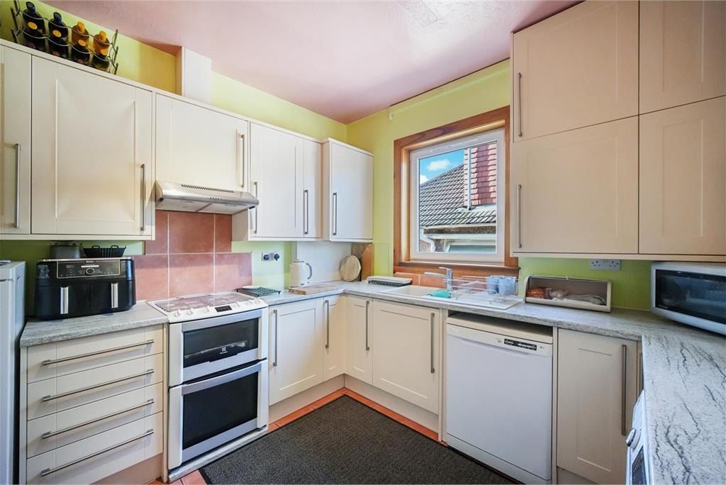 27 Craigs Avenue,
Edinburgh,
EH12 8HS - image 9