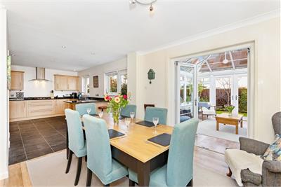 17 Waterloo Bank, Penicuik, Midlothian, EH26 8NS - image 1