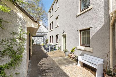 4/5 Rose Park, Trinity, Edinburgh, EH5 3ST - image 12