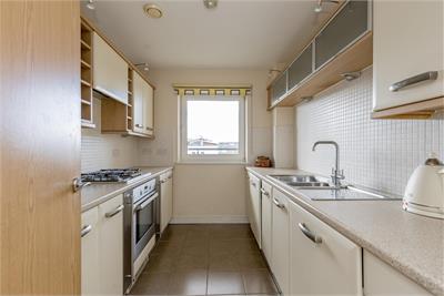 Flat 10, 55 Waterfront Avenue, Edinburgh, EH5 1JD - image 3