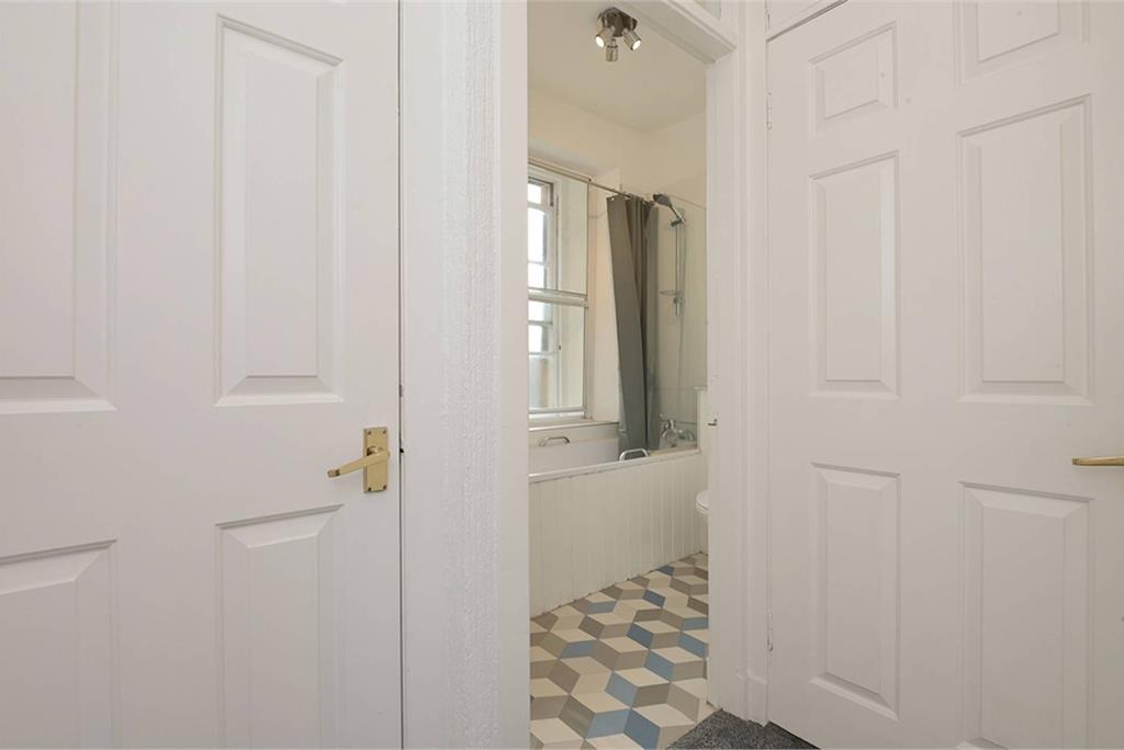 112A/11 West Bow, Old Town, Edinburgh, EH1 2HH - image 11