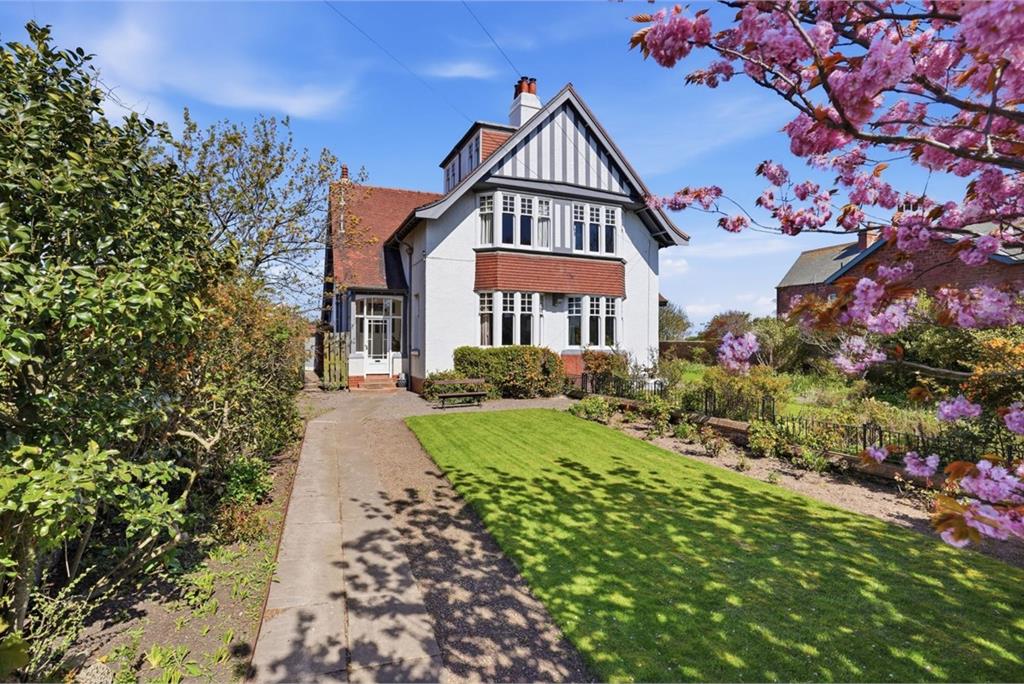 Eastrigg, Queen's Road, Dunbar, EH42 1LN - image 1