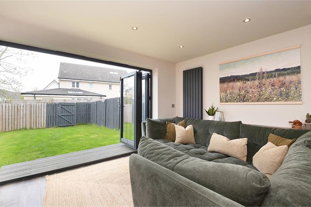 12 Skerryvore Loan, Fairmilehead, EH10 6TX - image 2