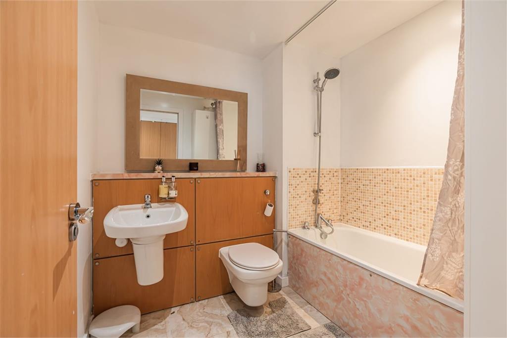 7/3 Western Harbour Midway, Edinburgh, EH6 6LE - image 11