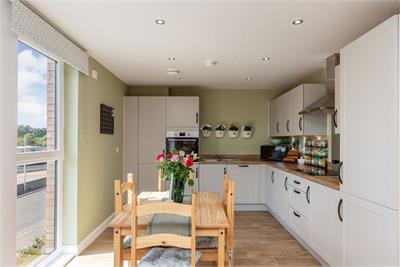 2/8 Cunningham Square, Portobello, Edinburgh, EH15 1BF - image 4