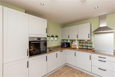 2/8 Cunningham Square, Portobello, Edinburgh, EH15 1BF - image 5