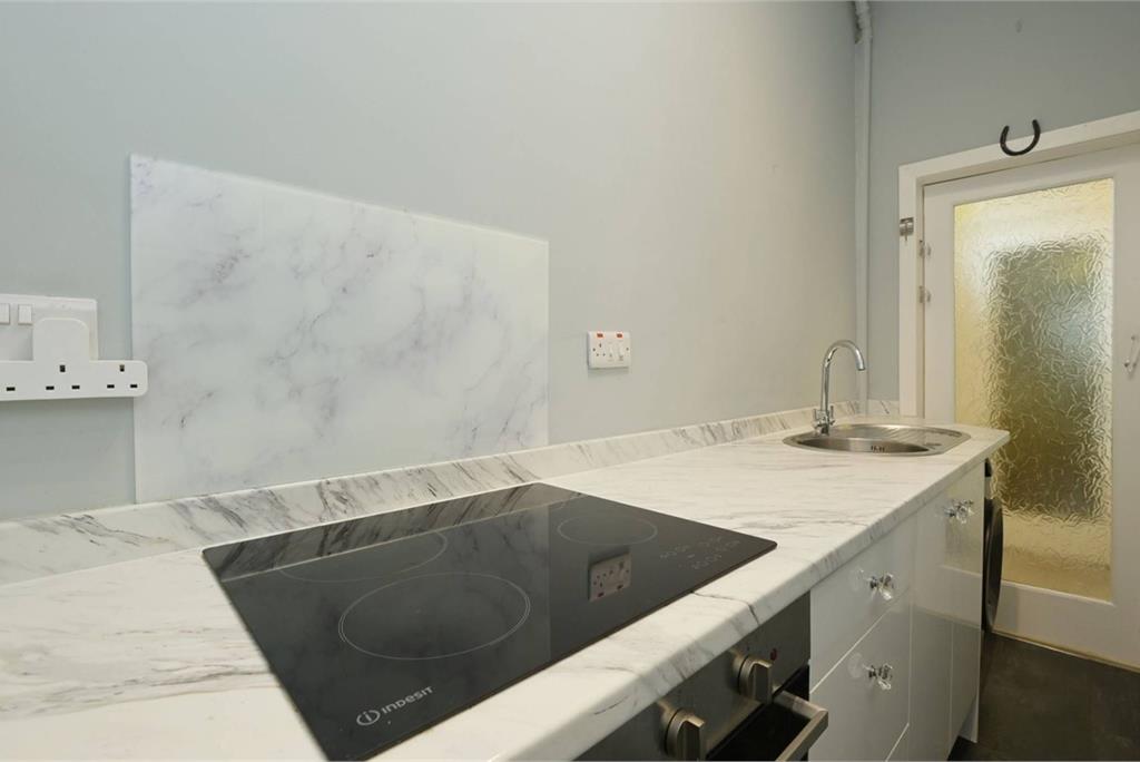 3/8 Craighall Crescent, Trinity, EH6 4RX - image 12