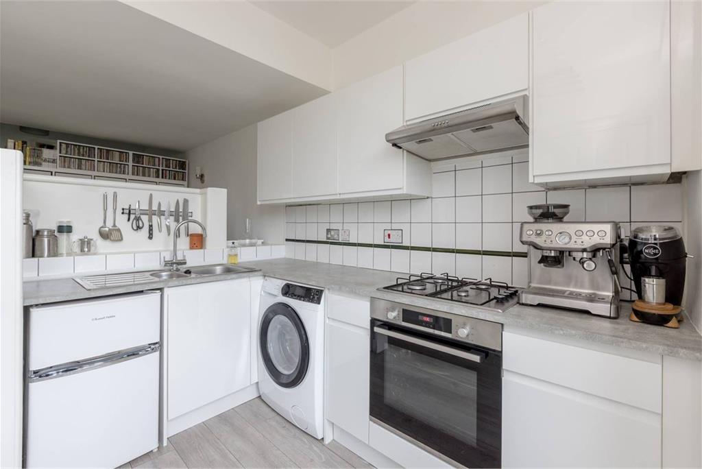 16/9 Hillend Place, Edinburgh, EH8 7AE - image 2