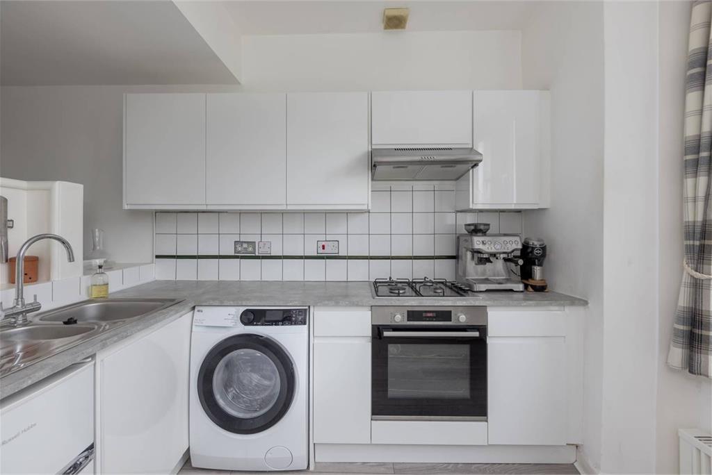 16/9 Hillend Place, Edinburgh, EH8 7AE - image 13