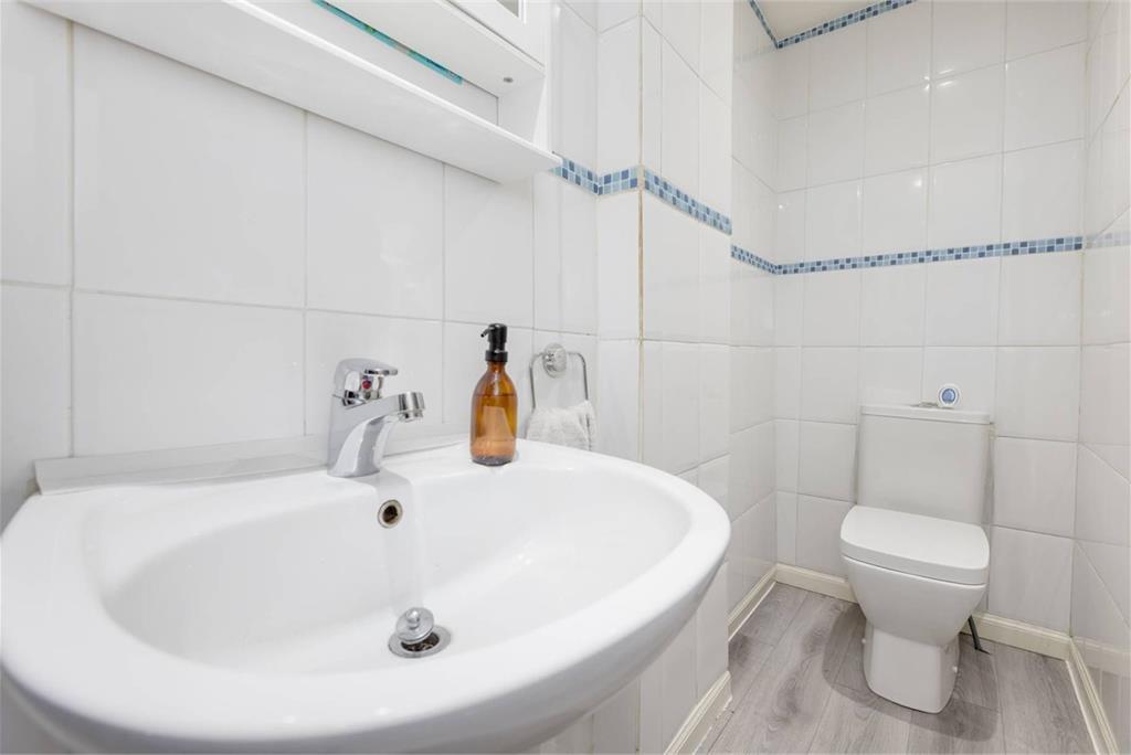 16/9 Hillend Place, Edinburgh, EH8 7AE - image 15