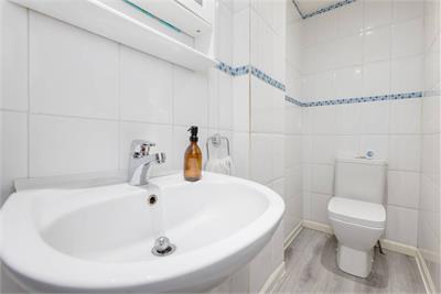 16/9 Hillend Place, Edinburgh, EH8 7AE - image 15