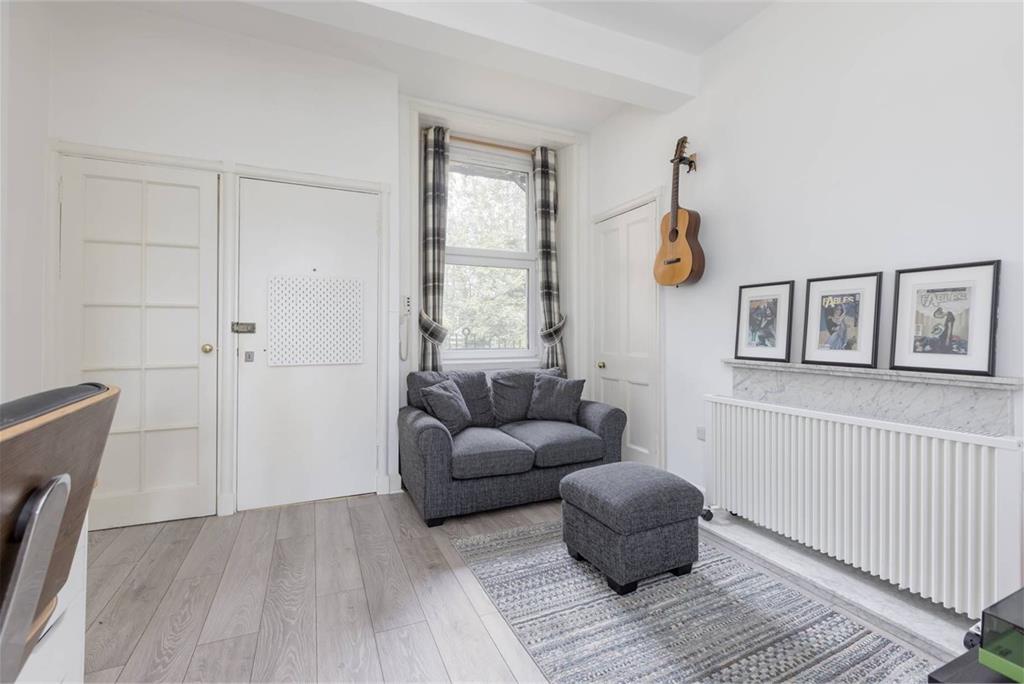 16/9 Hillend Place, Edinburgh, EH8 7AE - image 3