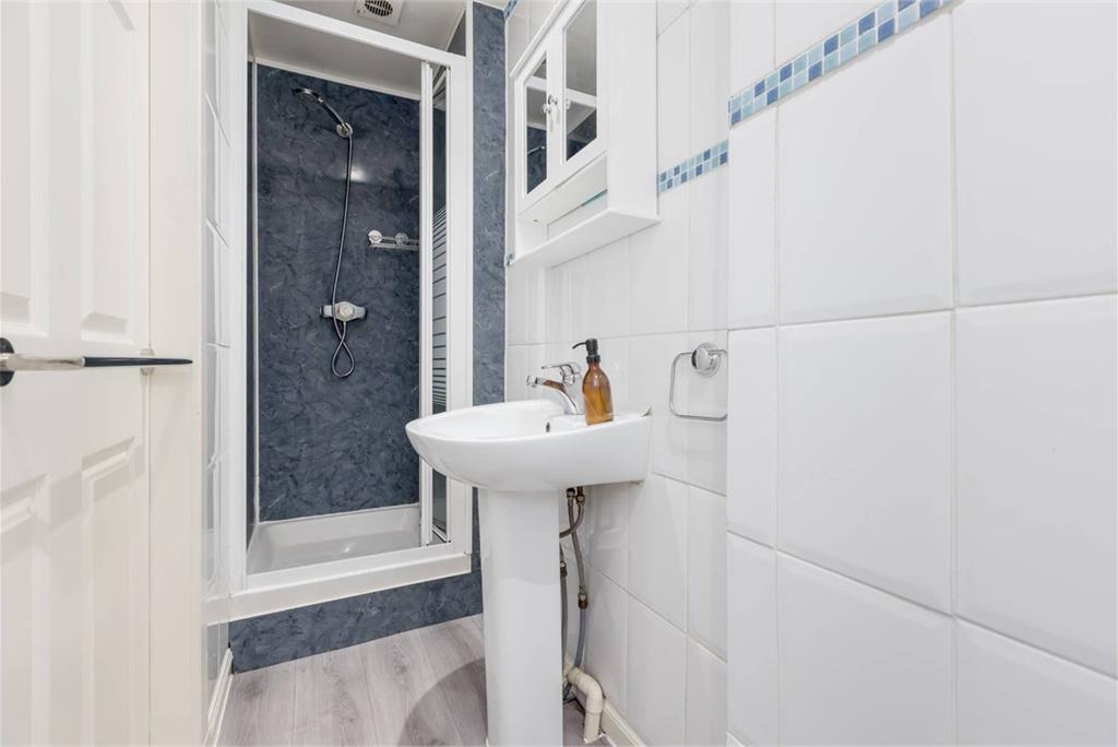 16/9 Hillend Place, Edinburgh, EH8 7AE - image 6