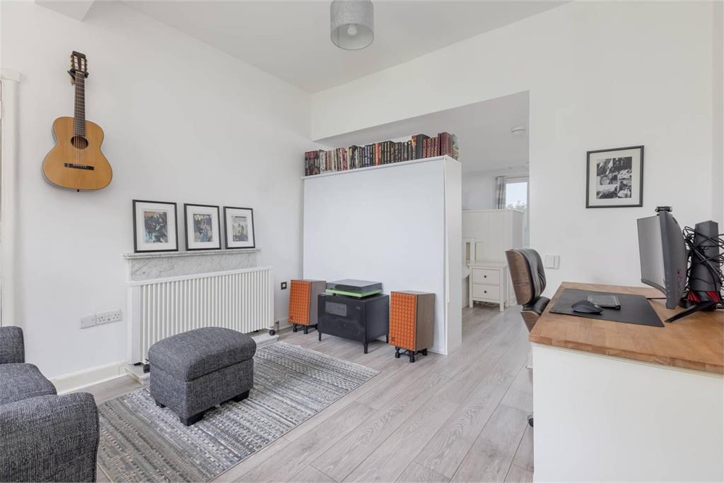 16/9 Hillend Place, Edinburgh, EH8 7AE - image 10