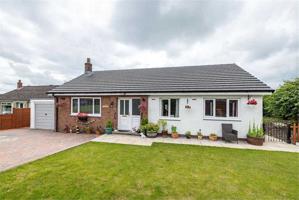 Rowantree, 3 Watchhill Park, Canonbie, DG14 0TD - image 1
