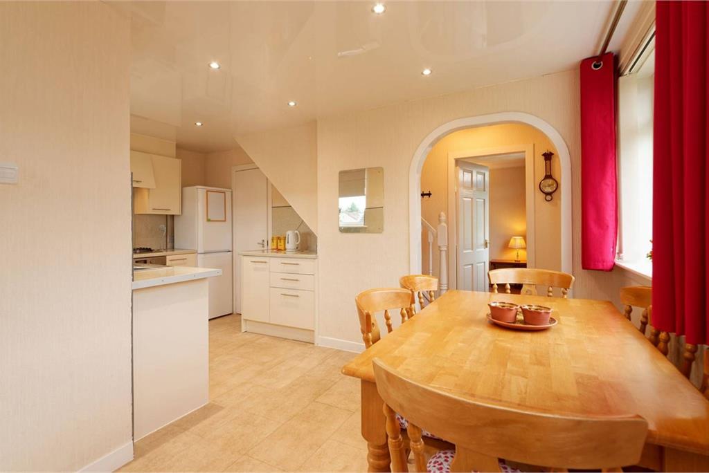6 Lomond Court, Barrhead, Glasgow, G78 2DY - image 3