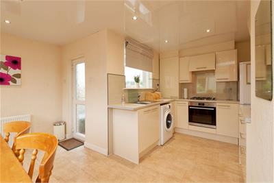 6 Lomond Court, Barrhead, Glasgow, G78 2DY - image 5