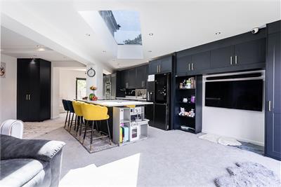 70 Salvesen Gardens, Edinburgh, EH4 5JR - image 2