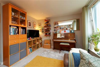 2/1 5 Richmond Park Gardens, Oatlands, G5 0HG - image 5