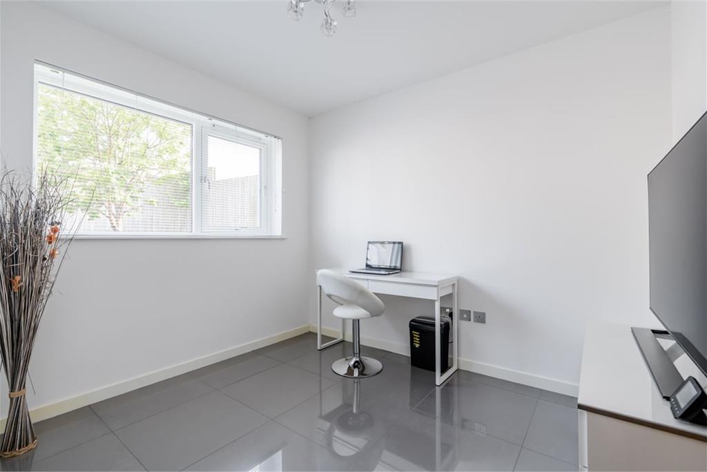 2 Lamont Place, Edinburgh, EH12 7AG - image 21