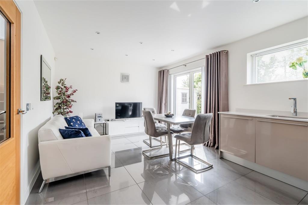 2 Lamont Place, Edinburgh, EH12 7AG - image 8
