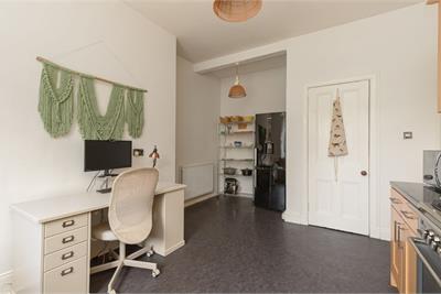 5/2 Shandon Place, Edinburgh, EH11 1QN - image 10