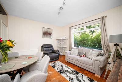 34 Restalrig Square, Restalrig, Edinburgh, EH7 6EZ - image 2