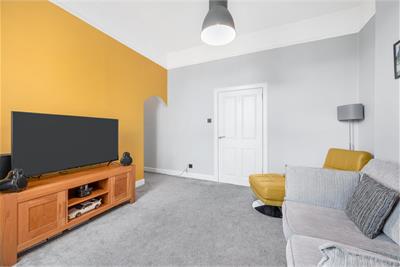 Second Floor Mid Right Flat, 36 Victoria Terrace, Dunfermline, KY12 0LZ - image 3