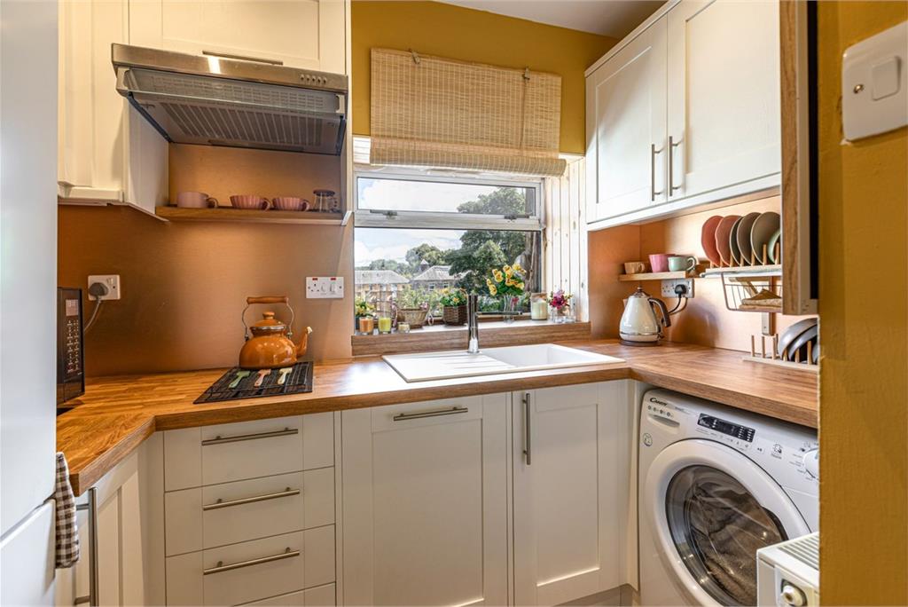 3/3 Noble Place, Hawick, TD9 9QF - image 1