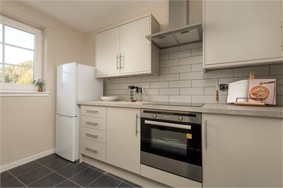 8/4 Grandfield, Trinity, Edinburgh, EH6 4TJ - image 2