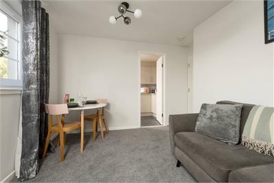 8/4 Grandfield, Trinity, Edinburgh, EH6 4TJ - image 3