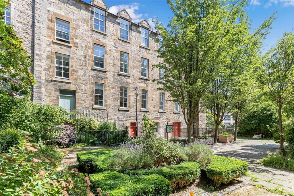 1 Coinyie House Close, Old Town, Edinburgh, EH1 1NL - image 1