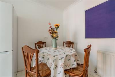 242 1F1 Canongate, Edinburgh, EH8 8AB - image 8
