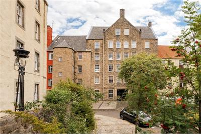 242 1F1 Canongate, Edinburgh, EH8 8AB - image 1