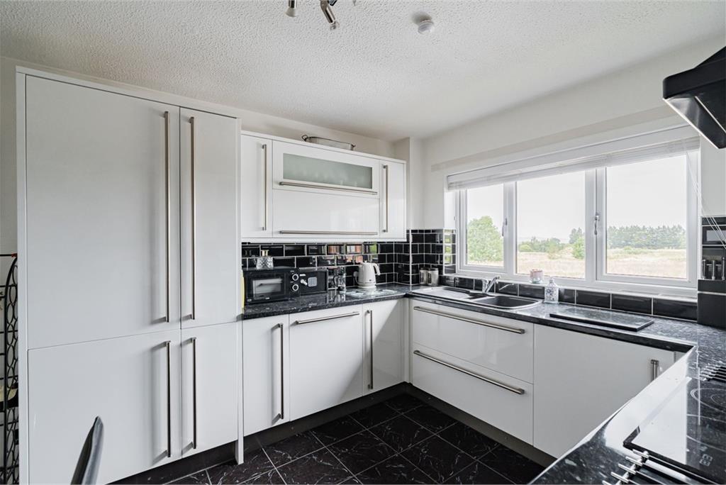 16/3 Cramond Road North, Edinburgh, EH4 6JE - image 13