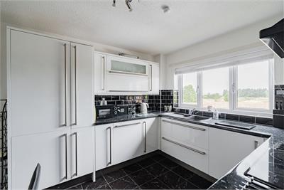 16/3 Cramond Road North, Edinburgh, EH4 6JE - image 13