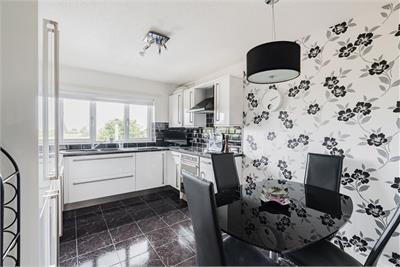 16/3 Cramond Road North, Edinburgh, EH4 6JE - image 3